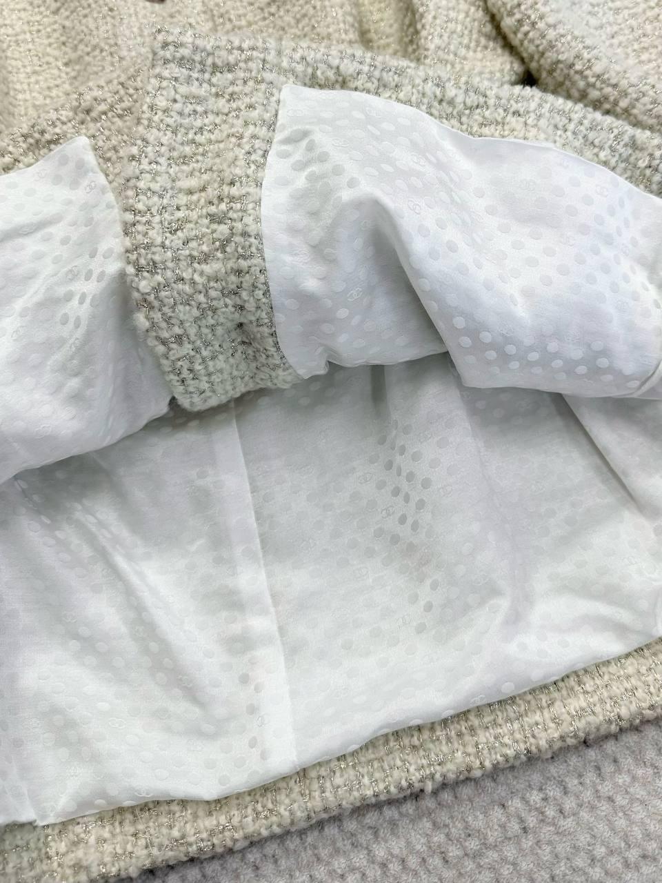 Chanel 2025 Kış 24K, NWT Kaşmir Tüvit Ekru Ceket Blazer W/ Kemerli, MSRP - Glimmer of Luxury