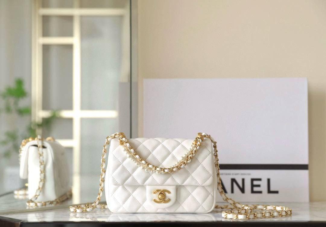 Chanel Beyaz Kuzu Derisi Mini Kapaklı Çanta - Glimmer of Luxury