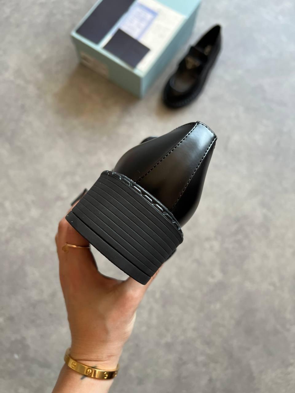 Prada Fırçalanmış Deri Loafer - Glimmer of Luxury