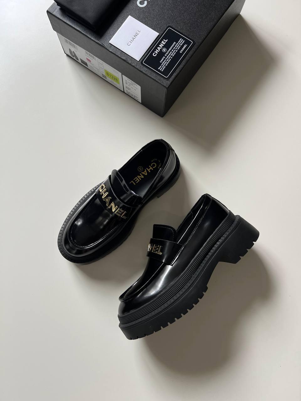 Chanel Parlak Dana Derisi Logolu Loafer'lar - Glimmer of Luxury